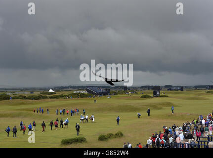 Der US-Amerikaner Jordan Spieth geht den 4. Während eines Trainingstages vor der Open Championship 2015 in St Andrews, Fife. Stockfoto