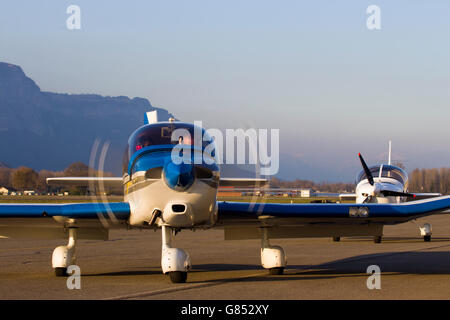 Robin Leichtflugzeug vorbereitet für Taxi und Mengenermittlung Stockfoto