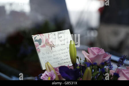 Blumige Ehrungen bei der Beerdigung des tunesischen Terrorangriffspaares Denis Thwaites und seiner Frau Elaine in der Fairhaven United Reform Church in Lytham St Annes. Stockfoto