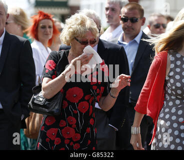 Trauernde kommen zur Beerdigung des tunesischen Terrorangriffspaares Denis Thwaites und seiner Frau Elaine in der Fairhaven United Reform Church in Lytham St Annes. Stockfoto