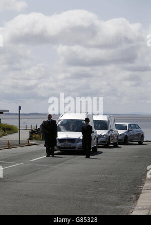 Leichenwagen mit den Särgen des tunesischen Terrorangriffspaares Denis Thwaites und seiner Frau Elaine treffen in der Fairhaven United Reform Church in Lytham St Annes ein. Stockfoto