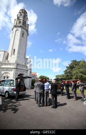 Die Särge des tunesischen Terrorangriffspaares Denis Thwaites und seiner Frau Elaine kommen in der Fairhaven United Reform Church in Lytham St Annes an. Stockfoto