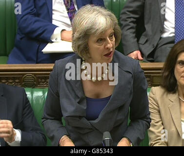 Innenministerin Theresa May, wie sie im Unterhaus ankündigt, dass die Polizei nicht in der Lage sein wird, Wasserwerfer einzusetzen, um schwere öffentliche Unruhen in England und Wales zu kontrollieren. Stockfoto