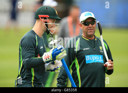 Australien-Cheftrainer Darren Lehmann (rechts) und Peter Nevill während einer Nets-Session vor dem zweiten Investec Ashes Test in Lord's, London. Stockfoto