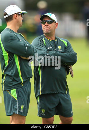 Australien-Cheftrainer Darren Lehmann (rechts) während einer Nets-Session vor dem zweiten Investec Ashes Test in Lord's, London. Stockfoto