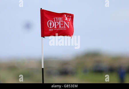 Am dritten Tag der Open Championship 2015 in St Andrews, Fife, weht im starken Wind eine „The Open“-Flagge. Stockfoto