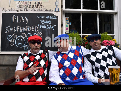 Die Golffans Ian, Robert und Glen Knight aus Florida sitzen an einer Bar im Golf Place in St Andrews, während die starken Winde während einer Pressekonferenz zu den Olympischen Spielen am dritten Tag der Open Championship 2015 in St Andrews, Fife, das Spiel unterbrechen. Stockfoto