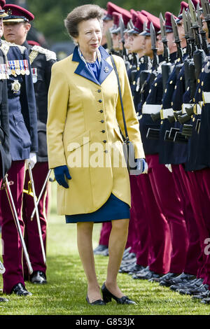 Die Prinzessin Royal, in ihrer Rolle als Oberst-in-Chief, inspiziert Soldaten der königlichen Hussaren (KRH) auf Parade, während sie an ihrer Parade zum 300. Jahrestag der Gründung des Regiments im Tedworth Park, Tidworth, Wiltshire, teilnehmen. Stockfoto