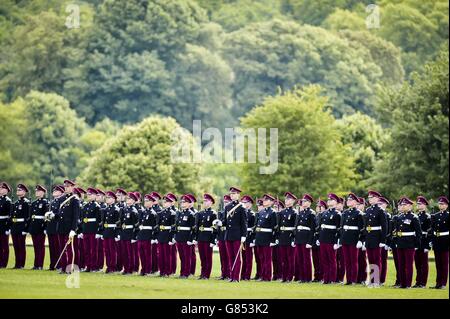 Soldaten der Königlichen Hussaren (KRH) nehmen an einer Parade zum 300. Jahrestag der Gründung des Regiments im Tedworth Park, Tidworth, Wiltshire, Teil. Stockfoto