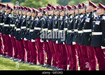 Soldaten der Königlichen Hussaren (KRH) nehmen an einer Parade zum 300. Jahrestag der Gründung des Regiments im Tedworth Park, Tidworth, Wiltshire, Teil. Stockfoto