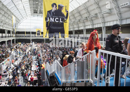 Atmosphäre in der Londoner Film- und Comic-Con, die im Olympia in Kensington, London, stattfand. Stockfoto