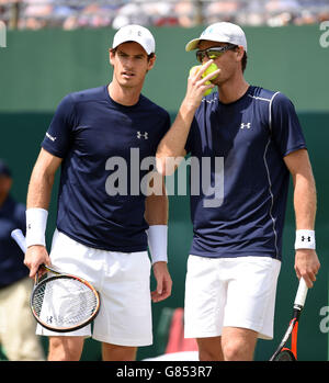 Die Briten Andy Murray (rechts) und Jamie Murray in Aktion am zweiten Tag des Davis Cup Quarter Finals zwischen Großbritannien und Frankreich im Queen's Club, London. Stockfoto