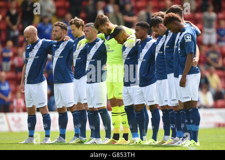 Birmingham City Spieler beobachten eine Minute Stille in Erinnerung an Ehemaliger Spieler Denis Thwaites und seine Frau Elaine, die waren Bei dem Terroranschlag in Tunesien getötet Stockfoto