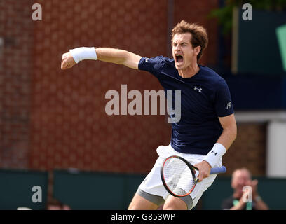Der Großbritanniens Andy Murray feiert den Sieg des zweiten Satzes seines Doppelmatches am zweiten Tag des Davis Cup Quarter Finals zwischen Großbritannien und Frankreich im Queen's Club, London. Stockfoto
