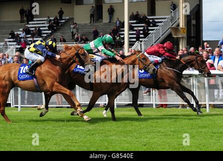 Stroll Patrol mit Andrea Atzeni (rechts) gewinnt das Evoke.ie Sprint Handicap vor deinem Pal Tal, das von Donogh O'Connor (Mitte) am ersten Tag des Darley Irish Oaks Weekend auf der Curragh Racecourse, Kildare, gefahren wird. Stockfoto