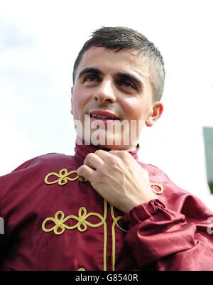 Jockey Andrea Atzeni nach einer Patrouille zum Sieg in der Evoke.ie Sprint Handicap vor deinem Pal Tal, der von Donogh O'Connor am ersten Tag des Darley Irish Oaks-Wochenendes auf der Curragh Racecourse, Kildare, gefahren wurde. Stockfoto