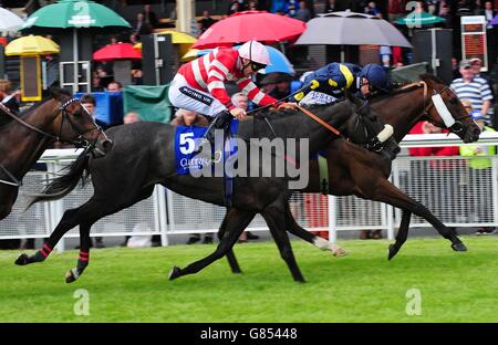 Stepper Point, geritten von Pat Scullen (rechts), gewinnt die Invincible Spirit Sapphire Stakes am ersten Tag des Darley Irish Oaks Weekend auf der Curragh Racecourse, Kildare. Stockfoto