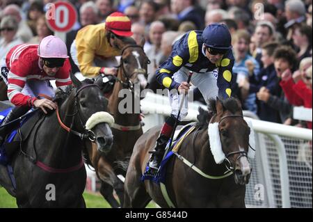 Stepper Point, geritten von Pat Scullen (rechts), gewinnt die Invincible Spirit Sapphire Stakes am ersten Tag des Darley Irish Oaks Weekend auf der Curragh Racecourse, Kildare. Stockfoto