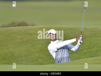 US's Tiger Woods Chips aus einem Bunker während des dritten Tages der Open Championship 2015 in St Andrews, Fife. Stockfoto