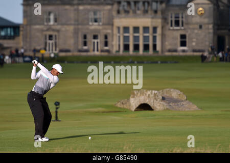 USA's Tiger Woods Abschläge am 18. Während Tag drei der Open Championship 2015 in St Andrews, Fife. Stockfoto