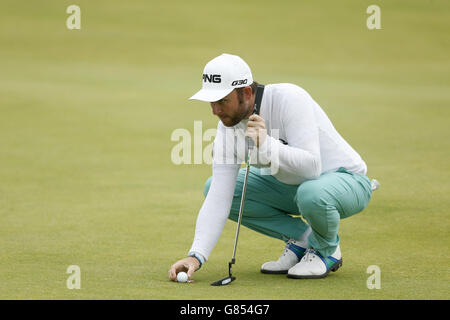 Der englische Andy Sullivan legt am vierten Tag der Open Championship 2015 in St Andrews, Fife, einen Putt auf den 1. Green an. Stockfoto