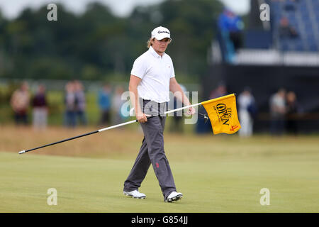 Golf - The Open Championship 2015 - Tag Vier - St Andrews. Am vierten Tag der Open Championship 2015 in St Andrews, Fife, trägt der englische Eddie Pepperell die vierte Pin-Flagge um das Grün. Stockfoto