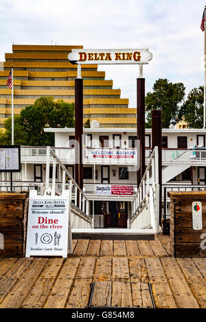 Die Delta King Schaufelrad-Boot und das Restaurant am alten Stadt Sacramento Stockfoto