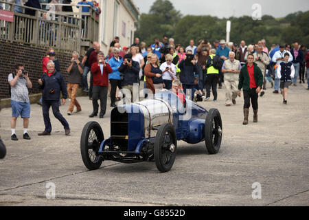 Der historische Sunbeam-Rennwagen, der einst den Spitznamen Bluebird von Sir Malcolm Campbell trug, kehrt nach Pendine Sands in Wales zurück, wo Malcom heute vor 90 Jahren mit dem 350 PS starken Auto 150 km/h erreichte. Stockfoto