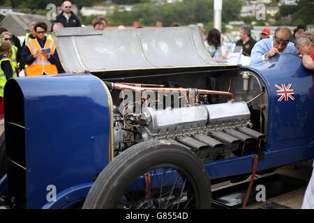 Der historische Sunbeam-Rennwagen, der einst den Spitznamen Bluebird von Sir Malcolm Campbell trug, kehrt nach Pendine Sands in Wales zurück, wo Malcom heute vor 90 Jahren mit dem 350 PS starken Auto 150 km/h erreichte. Stockfoto