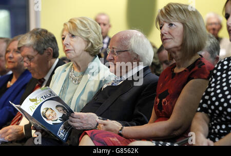 Der irische Präsident Michael D Higgins (Mitte) sitzt mit seiner Frau Sabina (Mitte links), bevor er mit Gästen im Tim Parry Jonathan Ball Friedenszentrum in Warrington spricht, wo er die Menschen dazu aufforderte, sich an diejenigen zu halten, die Gefahr laufen, in Radikalisierung und Extremismus gesogen zu werden. Stockfoto