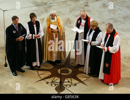 Die Ehrwürdige Rachel Treweek (zweite von links) mit der Reverend Dame Sarah Mullally (zweite von rechts) während ihrer Bischofsweihe durch den Erzbischof von Canterbury Justin Welby bei einem Gottesdienst in der Kathedrale von Canterbury, Kent. Stockfoto