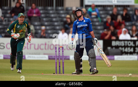 Englands Georgia Elwiss wird während des zweiten One Day International of the Women's Ashes auf dem Bristol County Ground gewälzt. Bilddatum: Donnerstag, 23. Juli 2015. Siehe PA Geschichte CRICKET England Frauen. Bildnachweis sollte lauten: David Davies/PA Wire. EINSCHRÄNKUNGEN: . Keine kommerzielle Nutzung ohne vorherige schriftliche Zustimmung der EZB. Standbilder verwenden nur keine bewegten Bilder, um Broadcast zu emulieren. Kein Entfernen oder Verdecken von Sponsorlogos. Weitere Informationen erhalten Sie unter der Telefonnummer +44 (0)1158 447447 Editorial Stockfoto