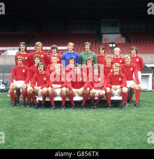 Nottingham Forest Team für die Saison 1972-73. Erste Reihe (l-r): Doug Fraser, Liam O'Kane, Peter Hindley (Kapitän), Jimmy McIntosh und George Lyall. Mittlere Reihe: Barry Lyons, Martin O'Neill, Tommy Gemmell, Neil Martin, Paul Richardson, Bob Chapman und John Winfield. Hintere Reihe: David Serella, John Cottam, Duncan McKenzie, Eric Hulme, Jim Barron, John Robertson, Alan Buckley und Tommy Jackson. Stockfoto