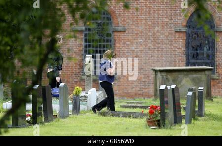 Familie, Freunde und Anwohner versammeln sich sieben Tage nach einer großen Explosion im Werk Wood Treatment Limited, bei der vier Menschen starben, in der St. Mary the Virgin Church in Bosley, Cheshire, zu einem Gottesdienst. Stockfoto