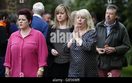 Familie, Freunde und Anwohner versammeln sich sieben Tage nach einer großen Explosion in der Wood Treatment Limited-Anlage in der St. Mary the Virgin Church in Bosley, Cheshire, bei der vier Menschen ums Leben kamen. Stockfoto