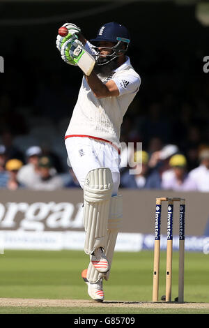 Cricket - Zweiter Investec Ashes Test - England gegen Australien - Tag vier - Lord's. Englands Moeen Ali Fledermäuse Stockfoto