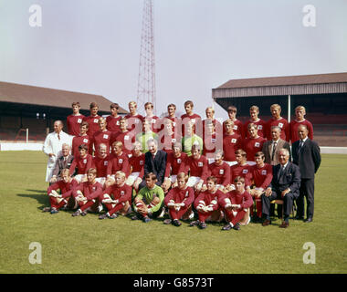 Nottingham Forest Team-Gruppe und Mitarbeiter. (Hintere Reihe l-r) Sorella, Pegran, Graham Collier, White, John Piekalnietis, Rimshaw, Raymond Bridgett, Leonard Harris, Duncan McKenzie, Davies, Upton und Stiles. (Zweiter aus der obersten Reihe l-r) Masseur R Davies, Henry Newton, John Winfield, Bob McKinlay, Alan Hill, Bob Chapman, Peter Grummitt, Peter Hindley, John Cottam, John Brindley, Trainer F Knight und Johnson. (Zweiter aus erster Reihe l-r) Trainer Tommy Cavanagh, Ian Story-Moore, Terry Hennessey, John Barnwell, Liam O'Kane, Matt Gillies (Manager), Paul Richardson, Ronnie Rees, Colin Hall, Barry Lyons, Dave Stockfoto