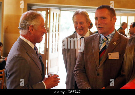 Prince of Wales spricht mit Gästen, darunter der ehemalige Rugby-Spieler Phil Vickery (rechts), während einer Gartenparty, die aufgrund widriger Wetterbedingungen in Innenräumen abgehalten wird, um den 5. Jahrestag des Princes's Countryside Fund auf seinem Highgrove-Anwesen in Gloucesterenshire zu feiern. Stockfoto