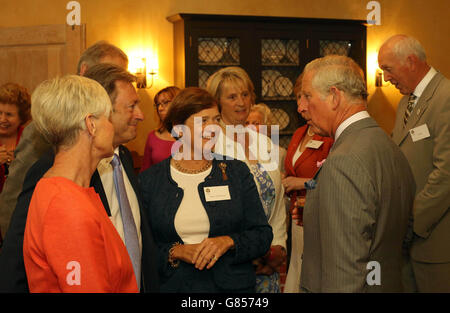 Prince of Wales spricht mit Gästen, darunter Alan Titchmarsh (zweite links), während einer Gartenparty, die aufgrund widriger Wetterbedingungen in Innenräumen abgehalten wird, anlässlich des 5. Jahrestages des Princes's Countryside Fund auf seinem Highgrove-Anwesen in Gloucesterenshire. Stockfoto