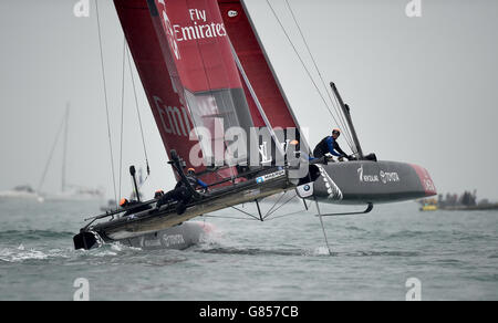 Emirates Team Neuseeland am ersten Tag des Americas Cup in Portsmouth, Großbritannien. Stockfoto