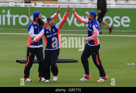 Der englische Mark Wood (Mitte) feiert vor der Nets-Session in Edgbaston, Birmingham, ein Tor, während er mit den Teamkollegen Moeen Ali (links) und Jos Buttler Fußball spielt. Stockfoto