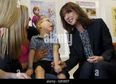 Samantha Cameron, die Ehefrau von Premierminister David Cameron, trifft den sechsjährigen William Moore und seine Mutter Laura im Hop, Skip and Jump Center in Horsham. Stockfoto