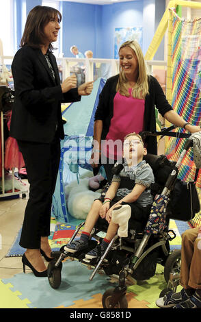 Samantha Cameron (links), Ehefrau von Premierminister David Cameron, trifft den sechsjährigen William Moore und seine Mutter Laura im Hop, Skip and Jump Center in Horsham. Stockfoto