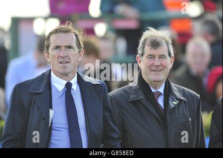 Pferderennen - Galway Festival - Tag Zwei - Galway Racecourse. Der pensionierte Jockey Tony McCoy (links) und der Besitzer J. P. McManus am zweiten Tag des Galway Festivals auf der Galway Racecourse, Ballybrit. Stockfoto