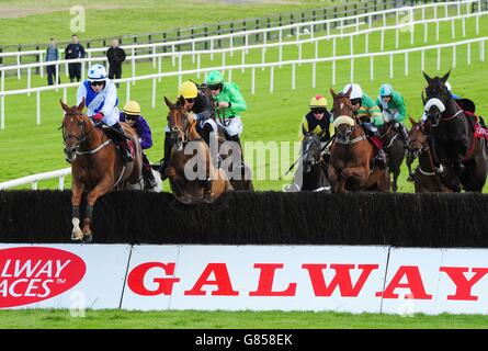 Empresario von Mark Enright (links) vor dem Gewinn des Latin Quarter Beginners Chase während des zweiten Tages des Galway Festivals auf der Galway Racecourse, Ballybrit. Stockfoto