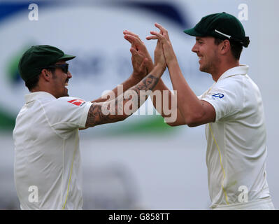 Der Australier Josh Hazlewood feiert beim ersten Investec Ashes Test im SWALEC Stadium, Cardiff, den Fang des englischen Schlagmanns Stuart Broad vor dem australischen Spin Bowler Nathan Lyon. Stockfoto