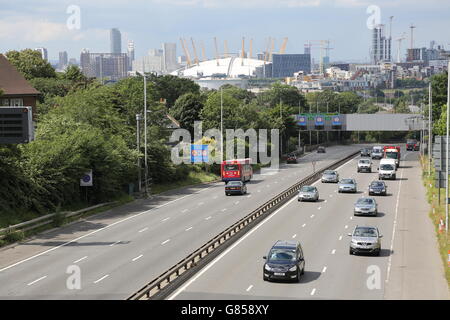 Die zweispurige A2 nähert sich dem Blackwall Tunnel und den London Docklands von Süden an. Zeigt den Millennium Dome und die Skyline von London dahinter. Stockfoto