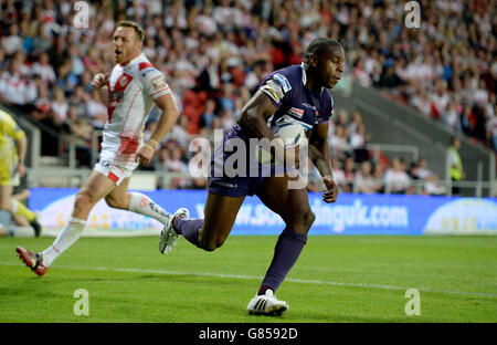 Jermaine McGillvary von Huddersfield Giants versucht beim ersten Spiel der Utility Super League im Langtree Park, St. Helens, gegen St Helens. Stockfoto