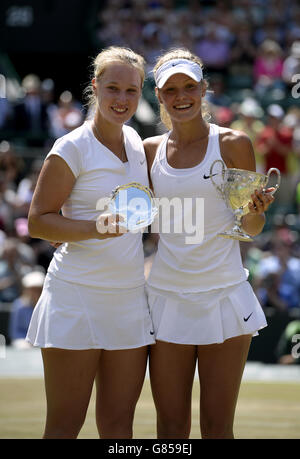 Sofya Zhuk (rechts) feiert mit der Mädchen-Einzel-Trophäe nach dem Sieg über Anna Blinkova (links) am 12. Tag der Wimbledon Championships im All England Lawn Tennis und Croquet Club, Wimbledon. Stockfoto