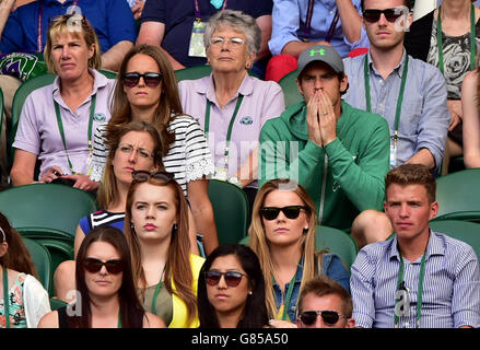 Andy Murray und seine Frau Kim sehen sich am 12. Tag der Wimbledon Championships im All England Lawn Tennis and Croquet Club, Wimbledon, das Finale der Herren-Doppelspiele zwischen Jamie Murray und John Peers gegen Jean Julien Rojer und Horia Tecau an. Stockfoto